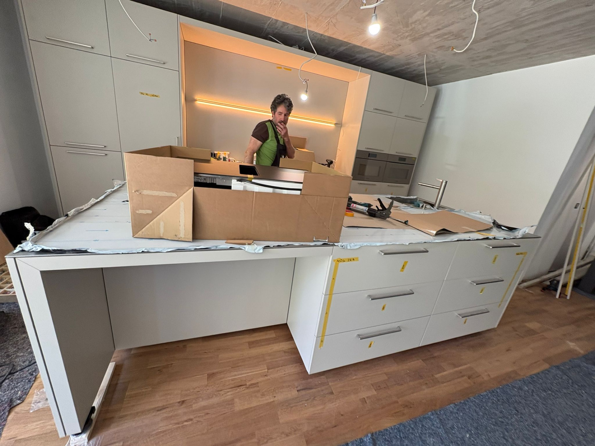 Küchenmontage in einem Neubau