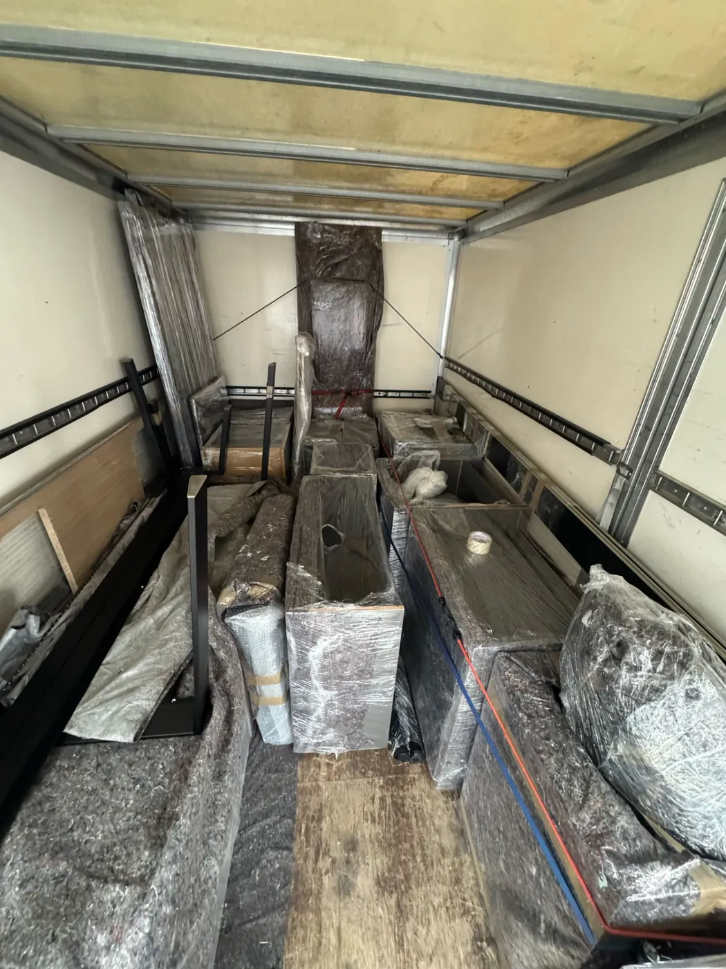 Vollständig verpackte Umzugsgüter im LKW