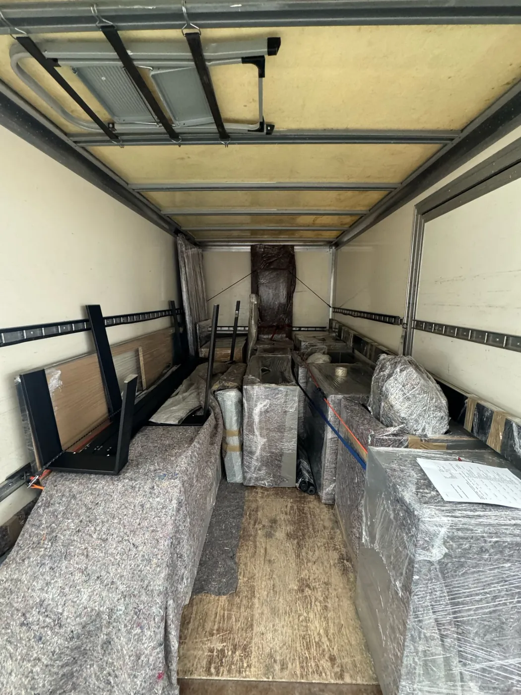 Sorgfältig gesicherte Möbel im Transporter