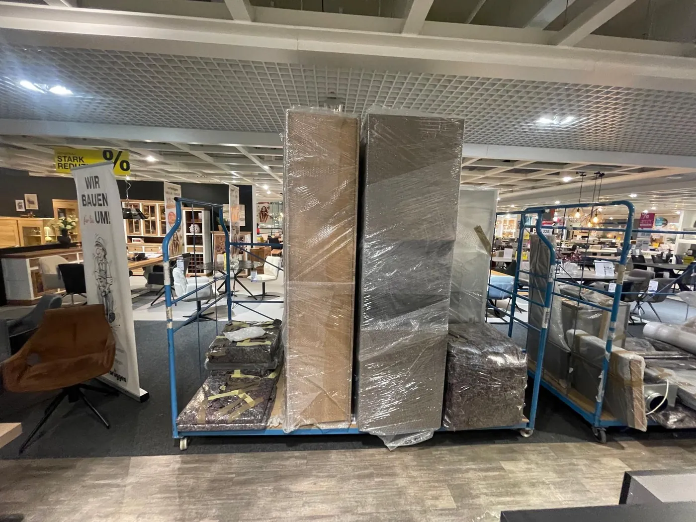 Umzugswagen mit verpackten Möbeln im Möbelhaus