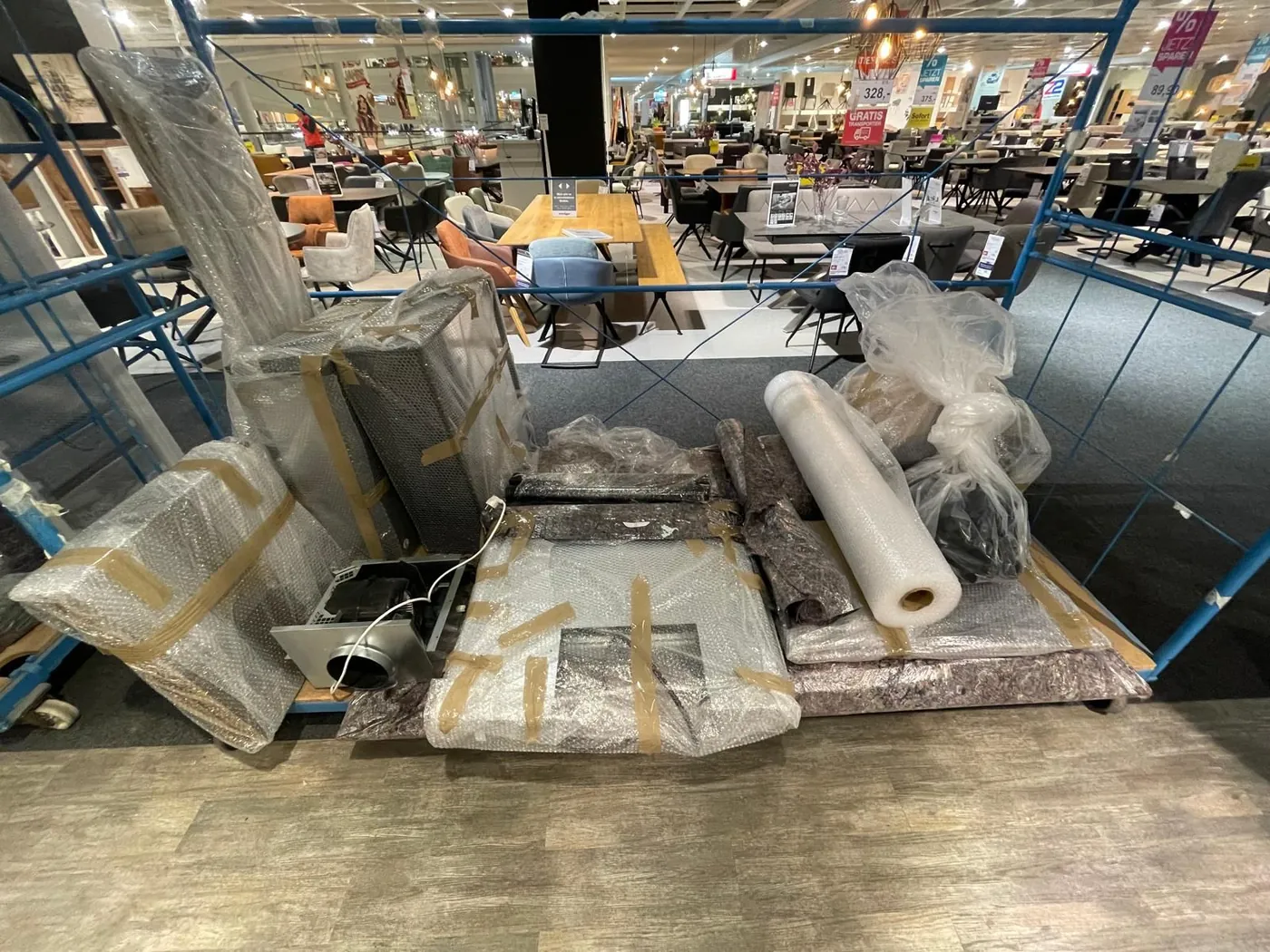 Beladener Wagen mit verpackten Schränken