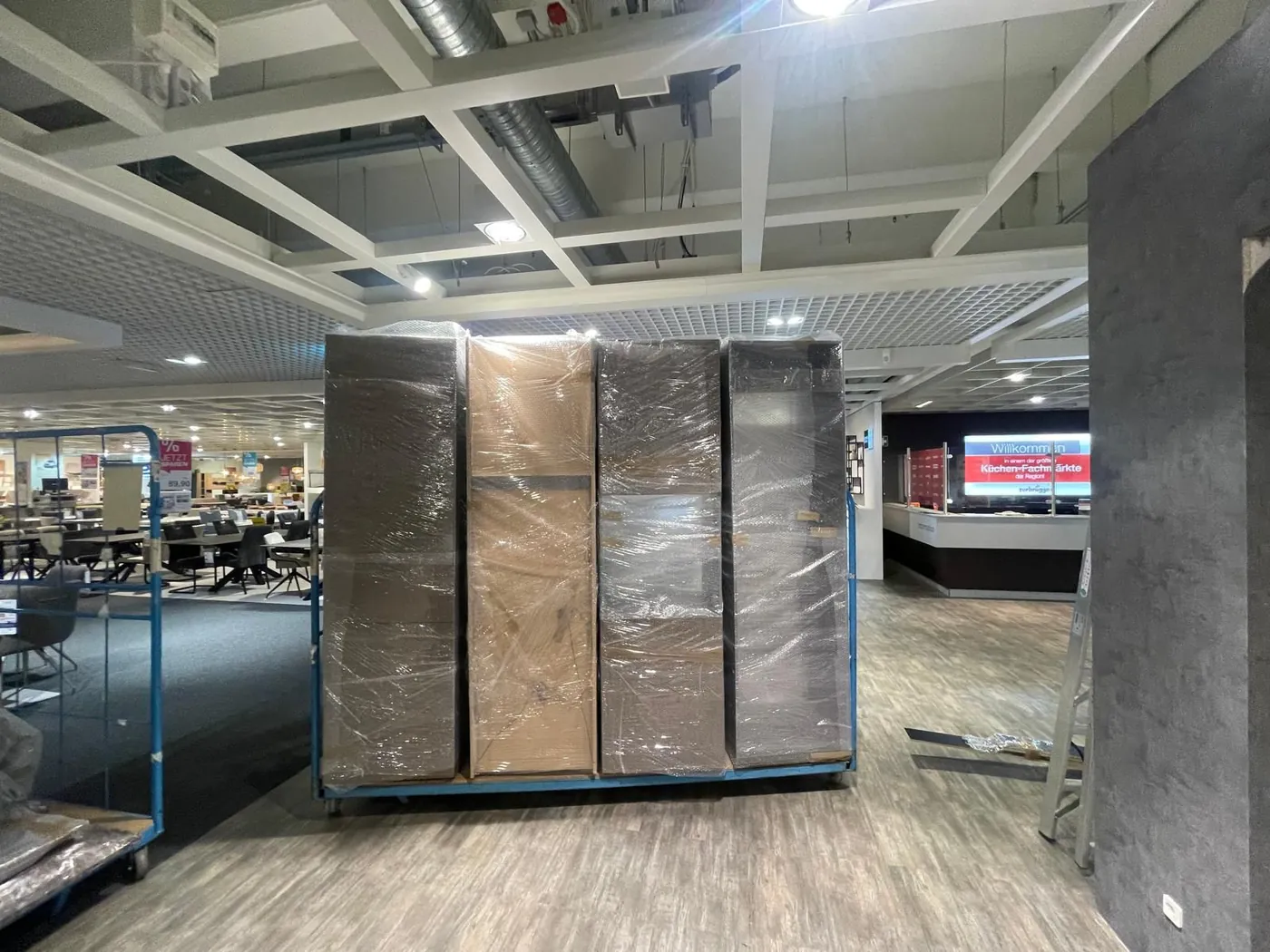 Mehrere verpackte Kleiderschränke im Transportwagen